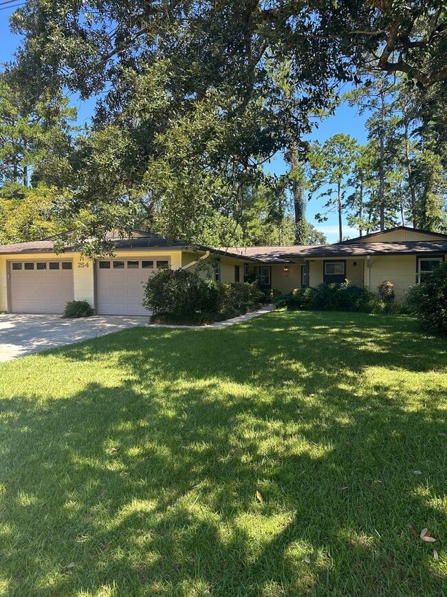 Building Photo - Gorgeous 2/1 located in the heart of Talla...