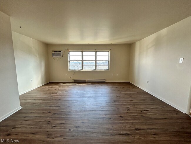 Building Photo - 407 Colonial Dr