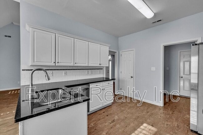 Building Photo - 8235 Wynwood Dr