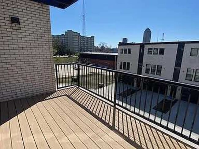 Building Photo - 1345 Keosauqua Way