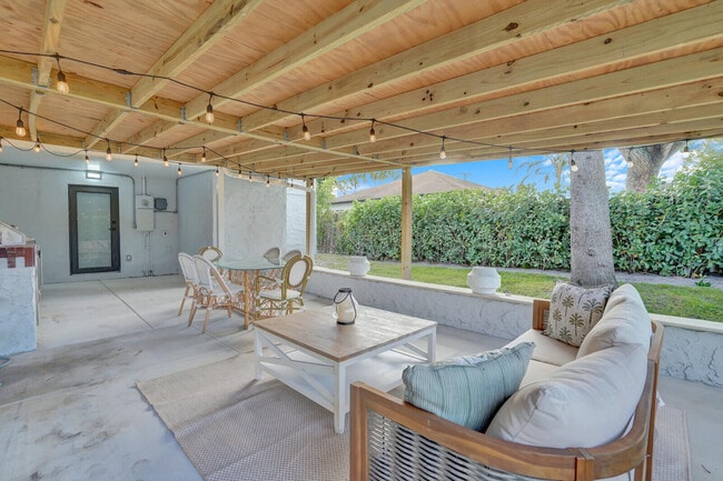 Building Photo - 727 Fernwood Dr