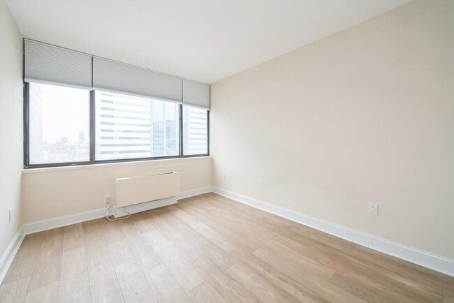Building Photo - 45 River Dr S