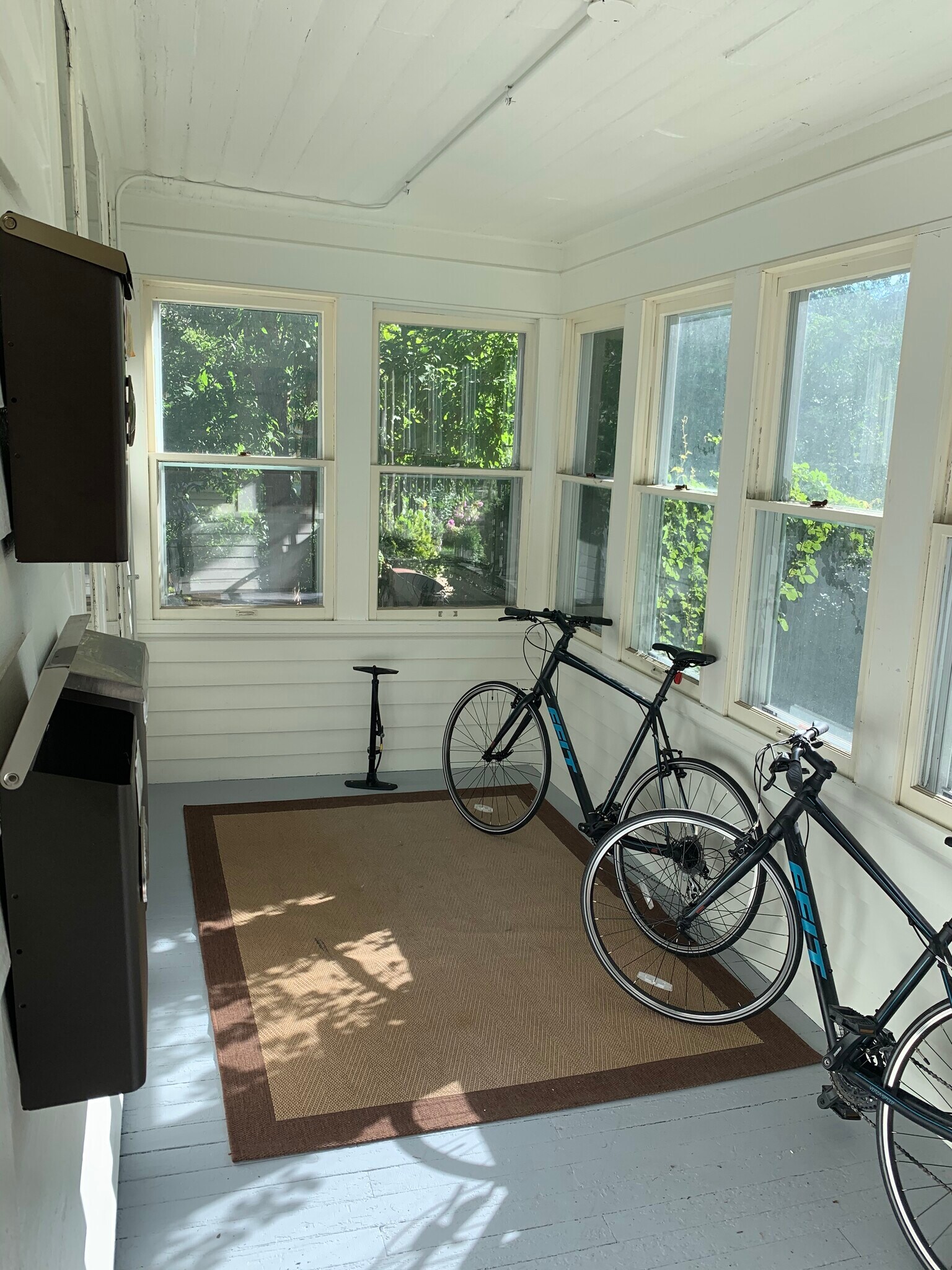 Building Photo - 3117 Harriet Ave