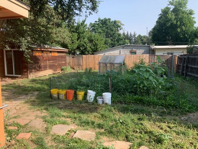 Building Photo - STUDENTS WELCOME! Cozy 1-Bedroom Bungalow w/ Garden and Detached Studio