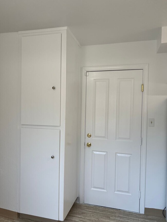 Building Photo - Available NOW! Cute Duplex in North Highla...