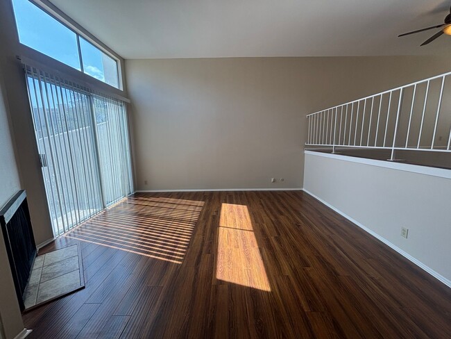 Building Photo - Beautiful 3-Bedroom Townhome in Chatsworth!