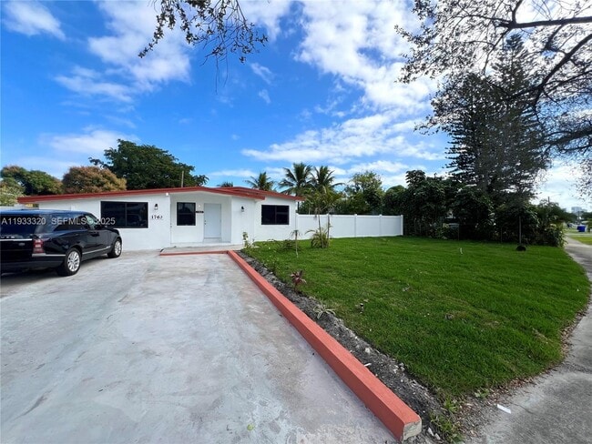 Building Photo - 1763 Lauderdale Manor Dr