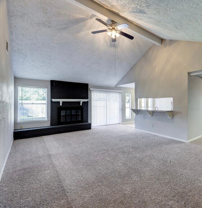 Building Photo - 10102 Crescent Moon Dr