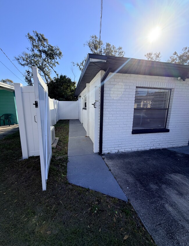 Building Photo - Midtown Studio