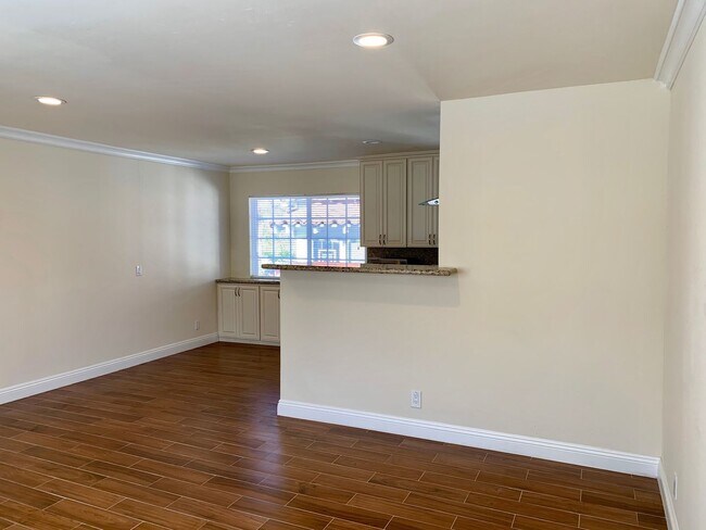 Building Photo - Luxury Upstairs 2 Bedroom Apartment in La ...