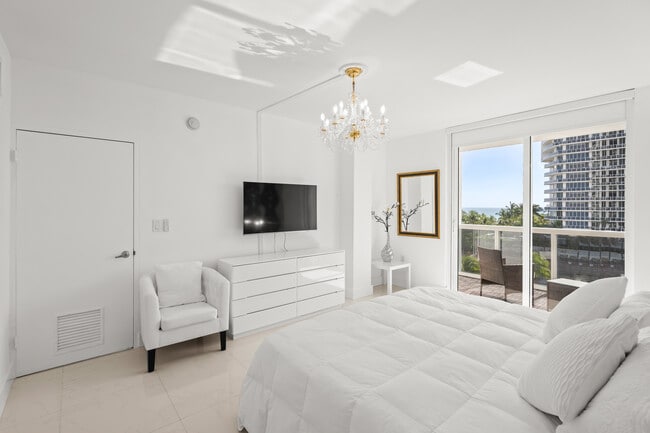 Building Photo - 10275 Collins Ave