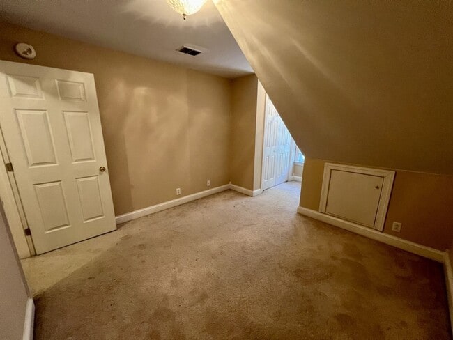 Building Photo - 3BR 2.5BA + Bonus Executive Townhome Near MTSU, FREE Lawn Care!