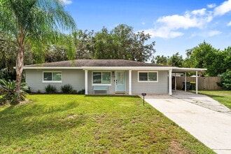 Building Photo - Charming 4-Bed with 2 Full Baths and Large Fenced-in Yard in the Heart of Clermont!