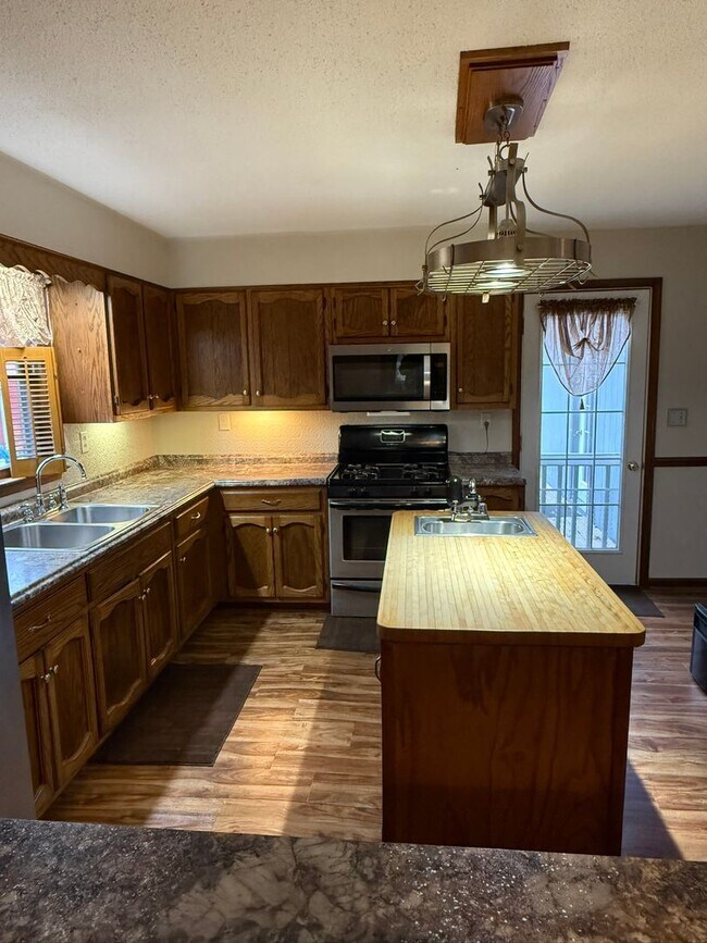 Building Photo - Rent free December & January  ! Sign a lease in December and enjoy December and January rent free!