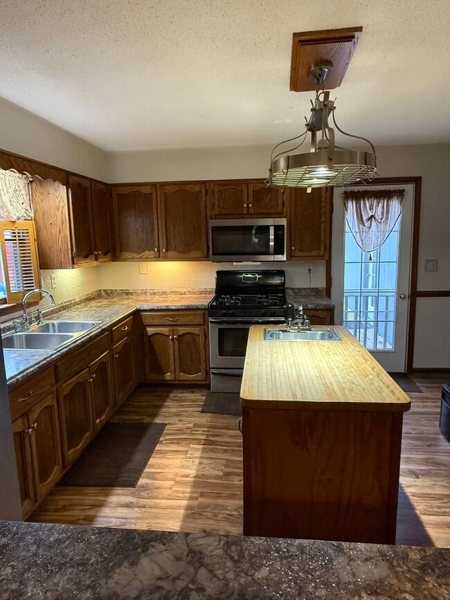 Building Photo - Rent free December ! Sign a lease in December and enjoy the rest of the month free!