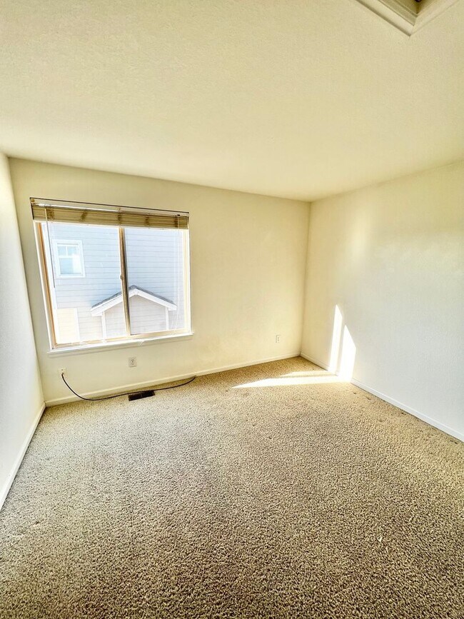 Building Photo - 4 bed, 3 bath Home in Huntington Hills Nei...