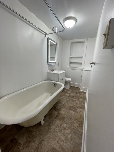 bath with tub! - 334 W Market St