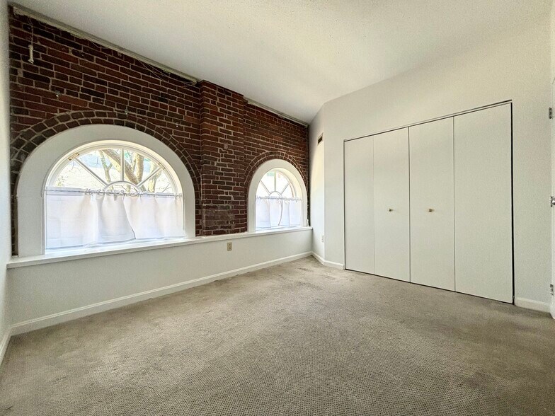 Guest Bedroom w/Ample Closet Space - 106 13th St