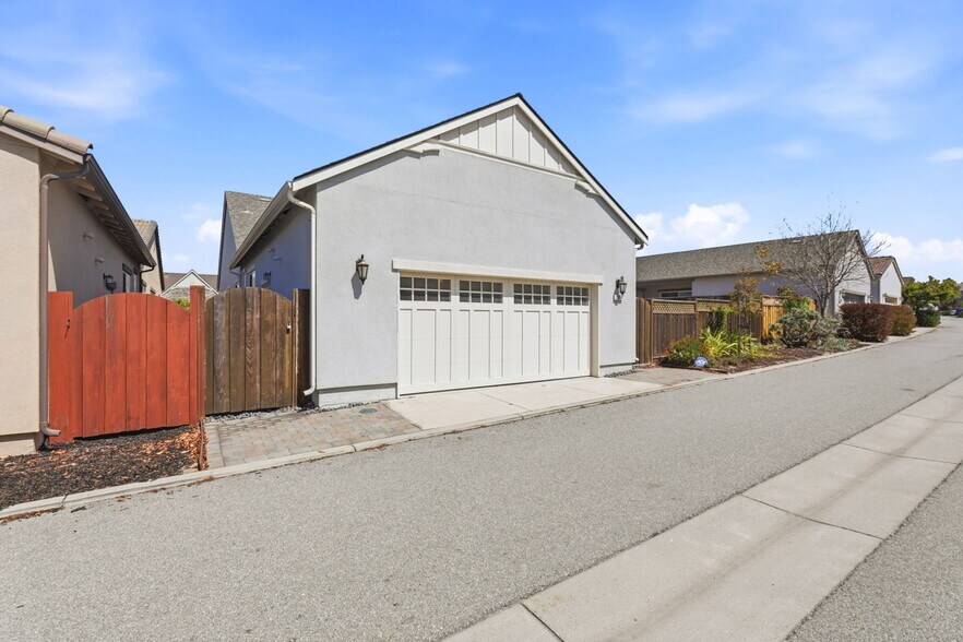 Building Photo - 2964 Bluffs Dr