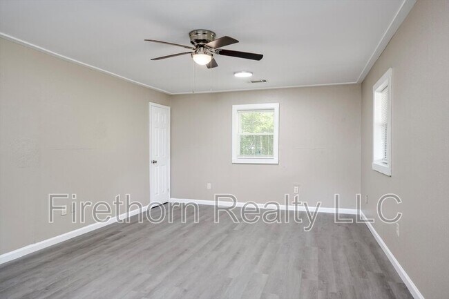 Building Photo - 2719 Meadowbrook Dr