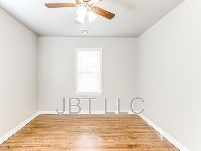 Building Photo - 314 W Peach St