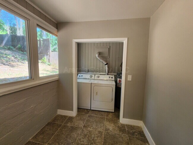 Building Photo - 2663 Blount St