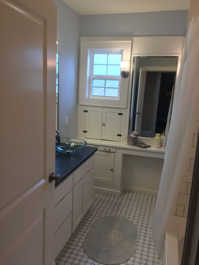 Building Photo - 301 Clifford St