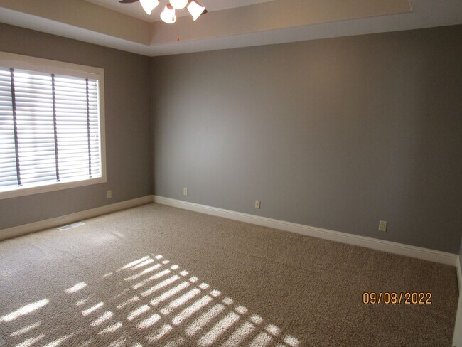 Building Photo - 4 bedroom duplex in Camdenton