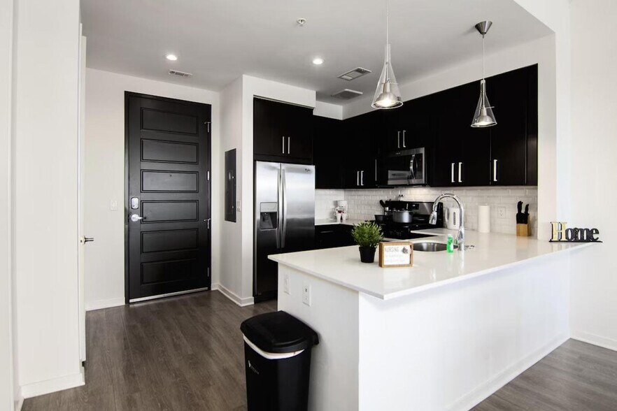 Building Photo - 2022 Holcombe Blvd