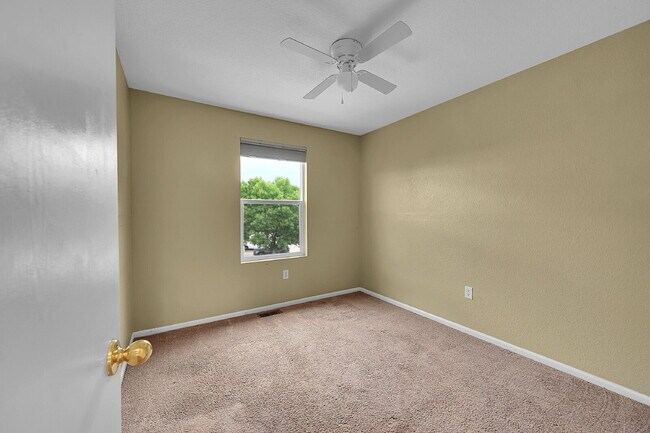 Building Photo - $2,395 - 3 Bed, 2 Bath End Unit Townhome w...