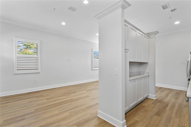 Building Photo - 1903 W Bristol Ave