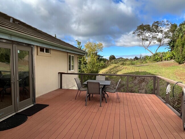 Large deck with cedar gazebo - 1360 Kekaulike Ave