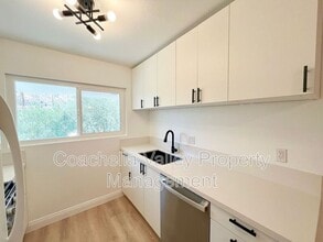 Building Photo - 1900 S Palm Canyon Dr