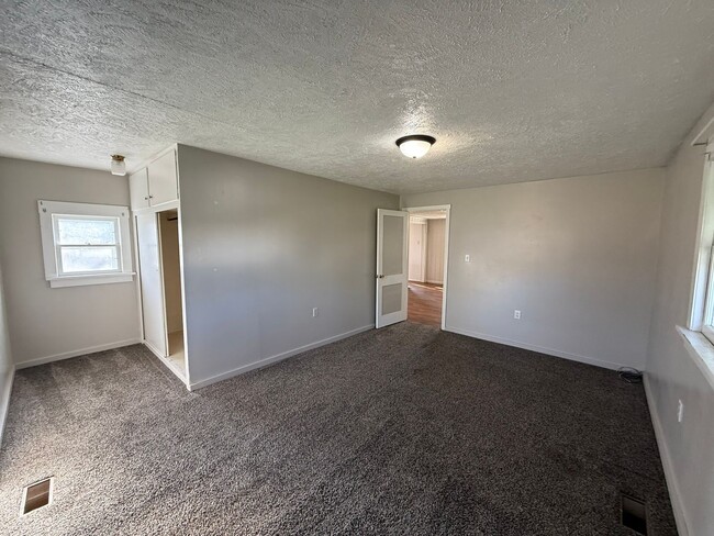 Building Photo - One bedroom, one and half bathroom, pet friendly home on large lot!