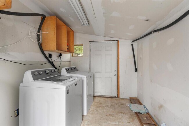 Building Photo - 1100 High Rd