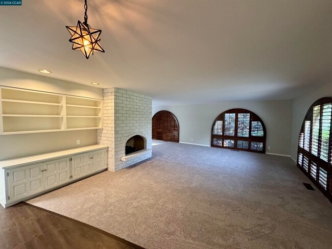 Building Photo - 62 Winding Glen