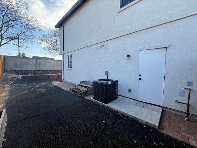 Building Photo - 8461001/85