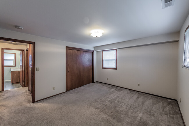 Large downstairs bedroom - 126 Newell Street