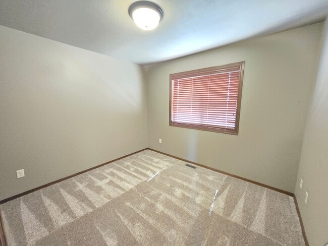 Building Photo - East Sioux Falls 4 Bed, 3 Bath Walkout Twi...