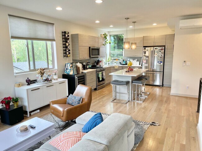 Building Photo - Sophisticated Greenwood Townhome with Views!