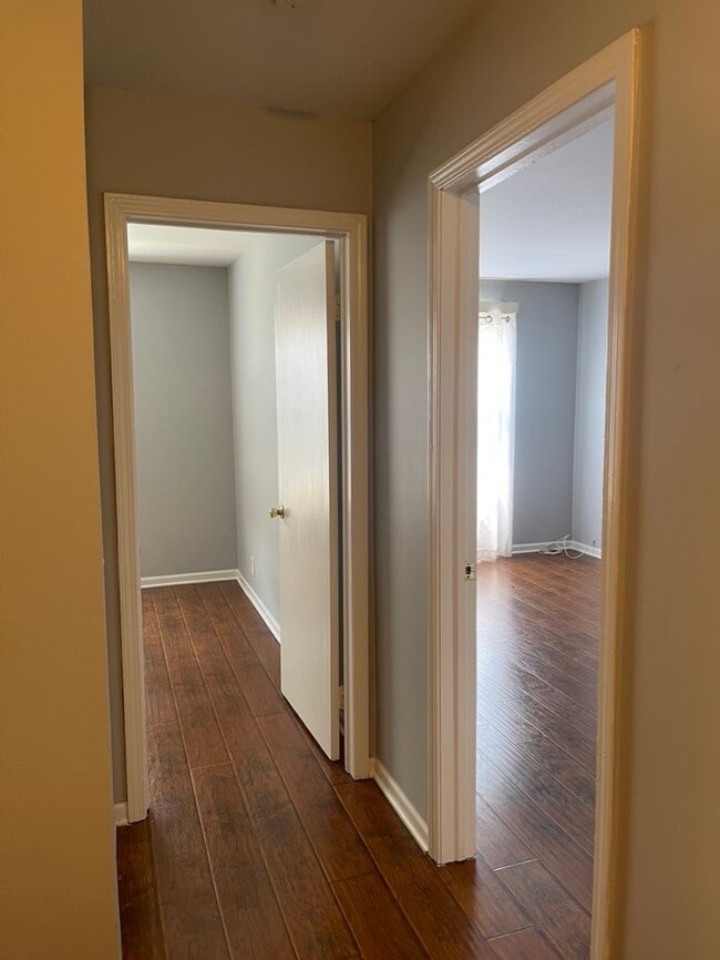 Building Photo - 423 James Ct