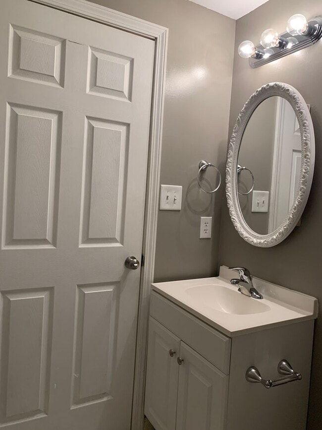 Building Photo - Trendy Renovated Raleigh Townhome In Ralei...