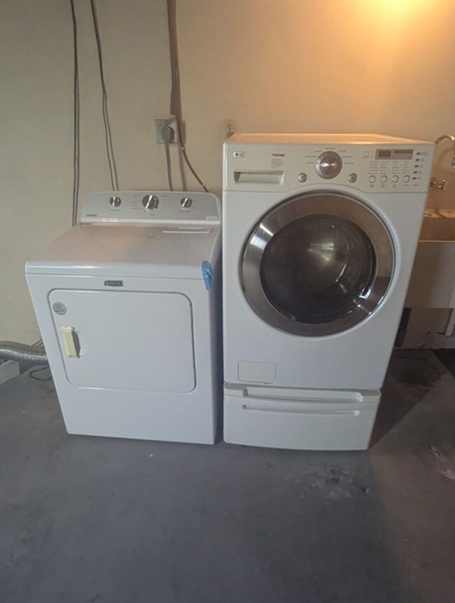 Building Photo - 3 Bed - 2 Bath House with Solar & Mountain...