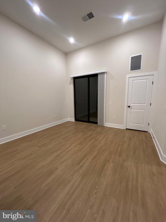 Building Photo - 624 Main St