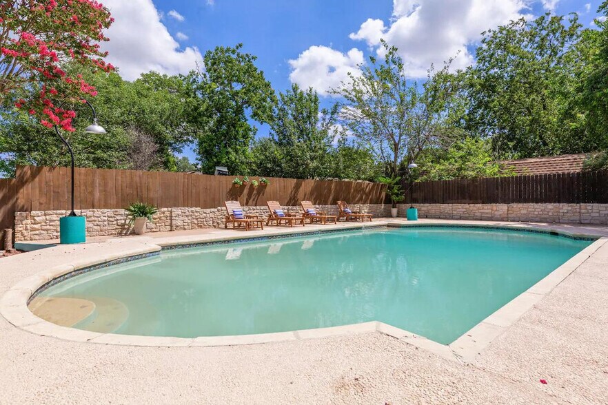 Building Photo - 908 Green Meadow Dr