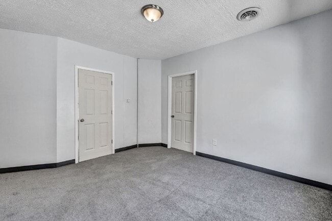 Building Photo - Spacious 5 Bedroom - Vouchers Accepted