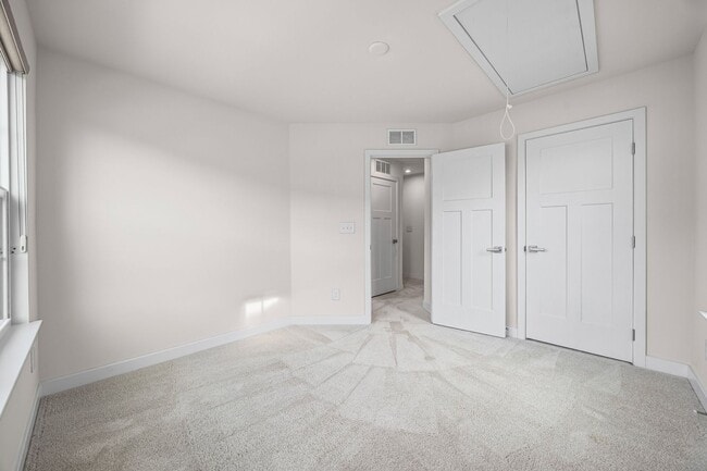 Building Photo - Like new 3-bed, 2.5 bath townhome in Cramerton Mills Parkway!