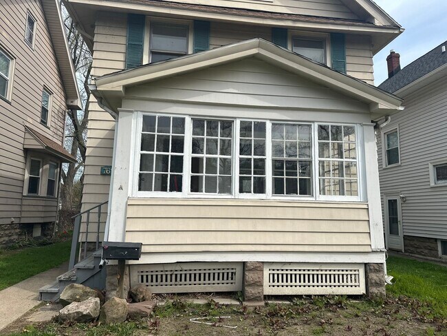 Building Photo - SINGLE FAMIKY FOR RENT IN MAPLEWOOD LOCATION !