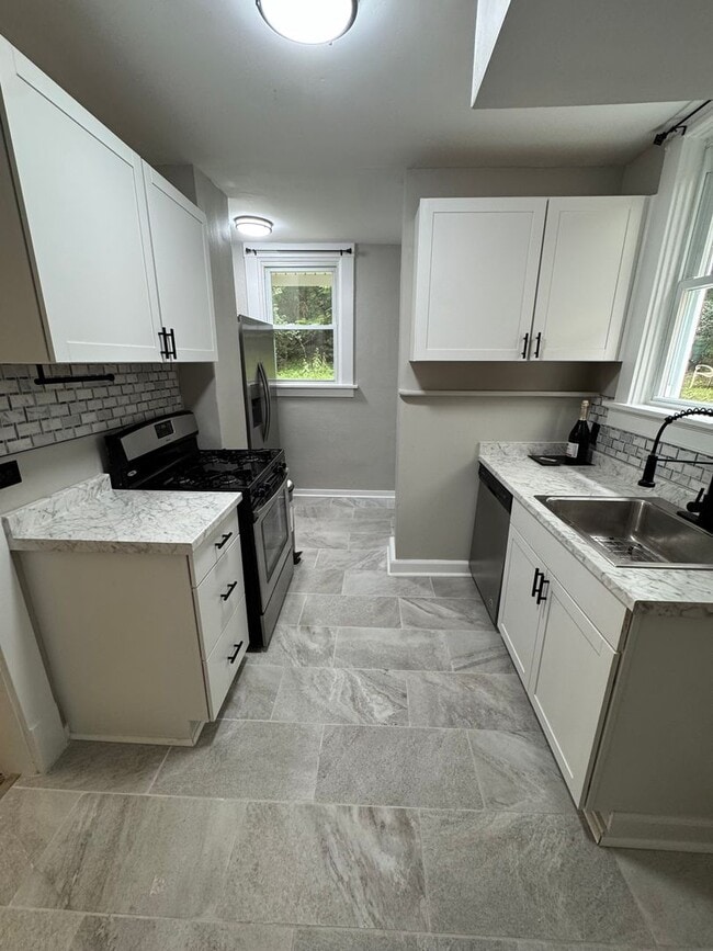 Building Photo - 3 Bedroom 1.5 Bath in Dormont!