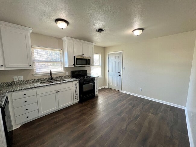 Building Photo - FOR LEASE! 3 Bedrooms, 1.5 Baths, 1 Car Garage with a HUGE Backyard